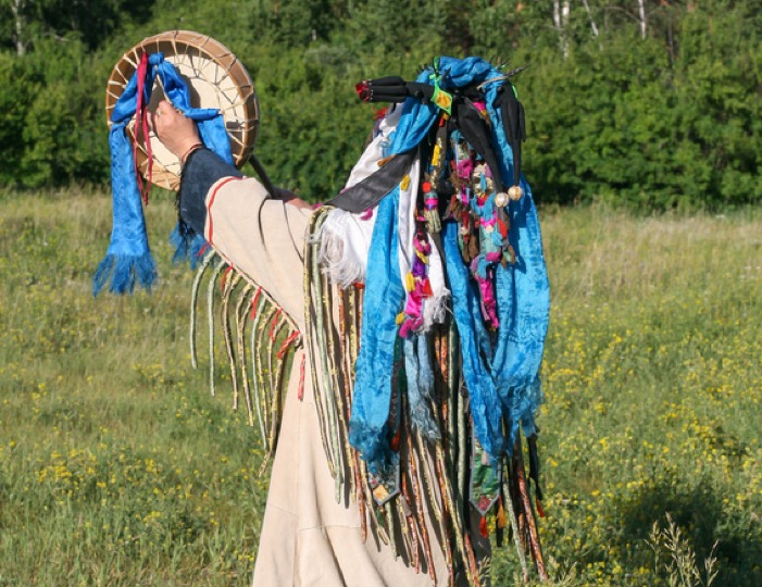 Schamane bei einem Ritual in der Natur - symbolisch für die schamanischen Ausbildungen und Seminare mit Sibylle Moana bei Gaia Spirit