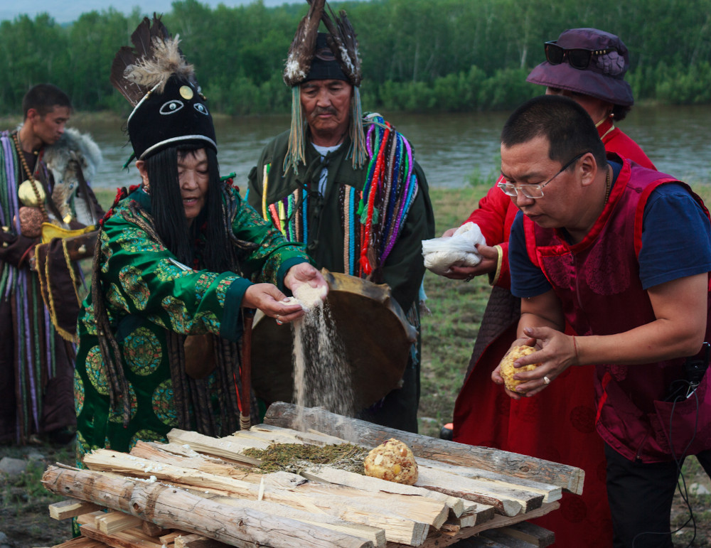Schamanen bei einem Ritual am Fluss - Sinnbild für schamanische Ausbildungen und Rituale mit Sibylle Moana bei Gaia Spirit
