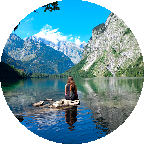 Sibylle Moana am See - rund Sibylle Moana sitzt am Bergsee