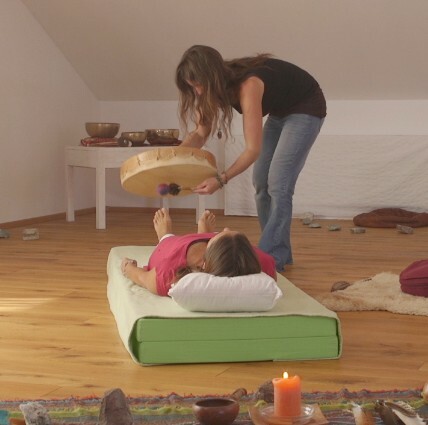 Schamanin Sibylle bei der Arbeit mit einer Klientin - Titelbild des Seminars "Auf den Spuren der Seele" der schamanischen Ausbildung "Drums of Mother Earth"