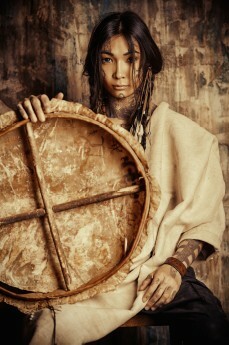 Portrait eines Indianers mit Trommel - Titelbild der schamanischen Ausbildung Drums of Mother Earth mit Sibylle Moana