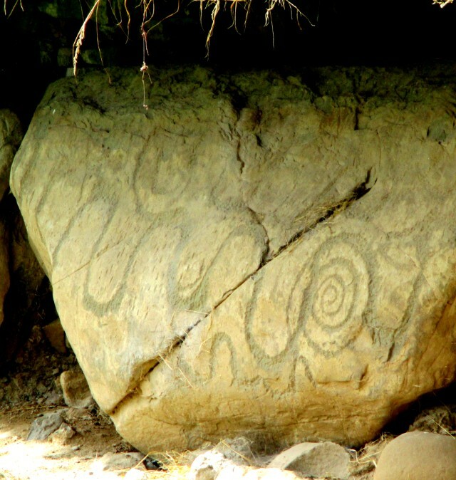 Fels mit Symbolen - Titelbild des Seminars "Urmutter und Schlangenkraft" der schamanischen Ausbildung "Drums of Mother Earth" bei Gaia Spirit