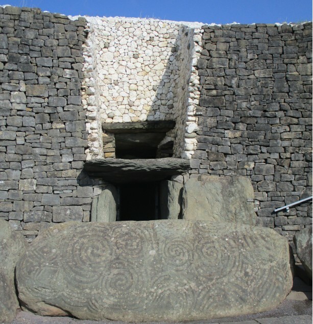 Stein mit Symbolen vor Eingang in Grabhügel, Newgrange - Titelbild des Seminars "Vom Leben und Sterben" der schamanischen Ausbildung "Drums of Mother Earth"